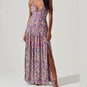 ASTR THE LABEL PLUNGE NECK PLEATED OPEN BACK MAXI DRESS